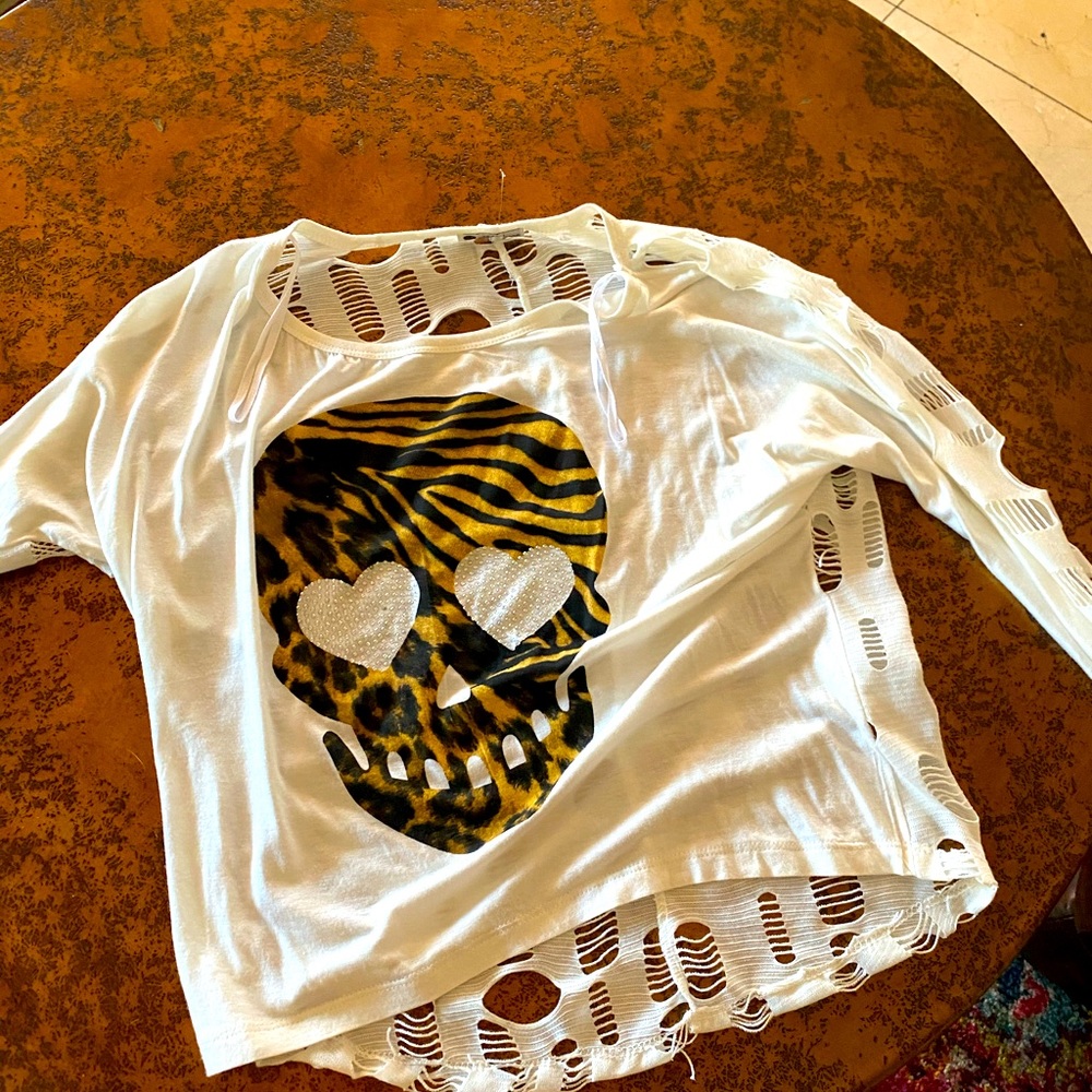 Vitta Luna long sleeve t shredded and  🐆skull new
